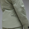 Detail einer hellgrünen Oakley-Jacke mit Logo auf dem Rücken.