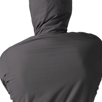 Detail der Rückseite einer dunklen Kapuzenjacke.