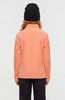 Rückansicht einer Person in einem orangefarbenen Fleece-Pullover und schwarzer Mütze.