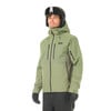 Mann in grüner Skijacke und Helm mit Brille.
