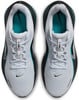 Fehér Nike futócipők fekete és türkiz részletekkel, felülnézetből.