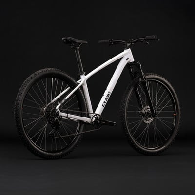 Ein weißes Cube Mountainbike mit schwarzen Rädern und Federung vorne.