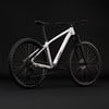 Ein weißes Cube Mountainbike mit schwarzen Rädern und Federung vorne.