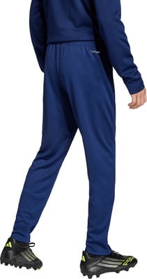 Blaue Sporthose mit schwarzen Fußballschuhen mit Neondetails.