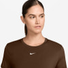 Eine Frau in einem braunen T-Shirt mit Nike-Logo.