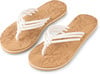 Beige Flip-Flops mit weißen Riemen und Blumenmuster.