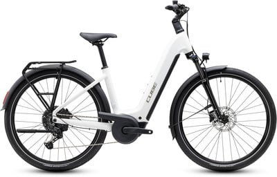 Ein weißes Cube E-Bike mit Gepäckträger und Schutzblechen, Scheibenbremsen. Ein weißes Cube E-Bike mit Gepäckträger und Schutzblechen, Scheibenbremsen.