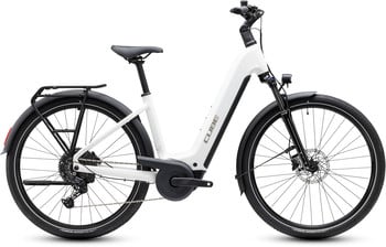 Ein weißes Cube E-Bike mit Gepäckträger und Schutzblechen, Scheibenbremsen.