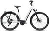 Ein weißes Cube E-Bike mit Gepäckträger und Schutzblechen, Scheibenbremsen.