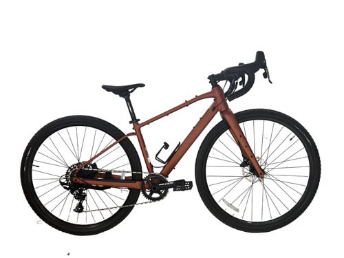 Ein braunes Gravelbike mit schwarzen Rädern und Lenker, auf weißem Hintergrund.
