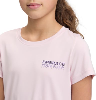 Dívka v růžovém tričku s nápisem „EMBRACE YOUR FLOW ENERGETICS“. Dívka v růžovém tričku s nápisem „EMBRACE YOUR FLOW ENERGETICS“.