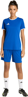 Frau in blauer Adidas Fußballkleidung mit weißen Socken. Frau in blauer Adidas Fußballkleidung mit weißen Socken.