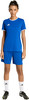 Frau in blauer Adidas Fußballkleidung mit weißen Socken.