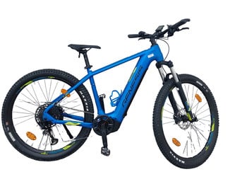 Ein blaues Genesis E-Mountainbike mit Mittelmotor und Federung.
