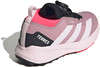 Rosa Adidas Terrex Wanderschuh mit weißen Streifen und schwarzem Detail.