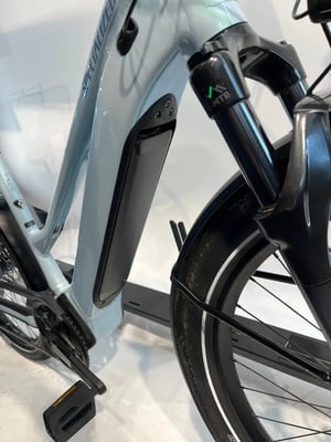 Detail eines E-Bikes mit Federgabel und Akku im Rahmen. Detail eines E-Bikes mit Federgabel und Akku im Rahmen.