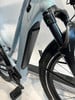 Detail eines E-Bikes mit Federgabel und Akku im Rahmen.