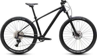 Schwarzes Mountainbike mit Federung und Scheibenbremsen.