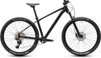 Schwarzes Mountainbike mit Federung und Scheibenbremsen.