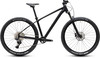 Schwarzes Mountainbike mit Federung und Scheibenbremsen.