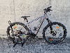 Graues E-Mountainbike mit Ständer und Reflektoren an den Rädern.