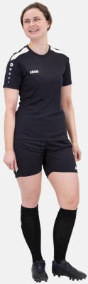 Frau in Sportkleidung, schwarzem Trikot, Shorts und Stutzen. Frau in Sportkleidung, schwarzem Trikot, Shorts und Stutzen.