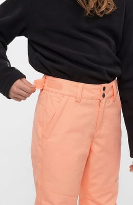 Detail der Taille einer orangefarbenen Hose mit Klettverschluss.