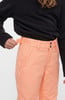Detail der Taille einer orangefarbenen Hose mit Klettverschluss.