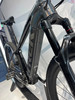Detail eines Mountainbike mit Federung und Akku im Rahmen.