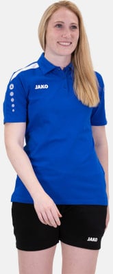 Eine Frau in einem blauen Poloshirt und schwarzen Shorts mit Jako-Logo.