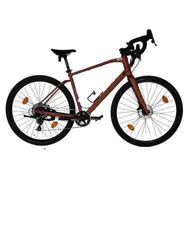 Ein braunes Gravelbike mit schwarzen Rädern und Lenker auf weißem Grund.