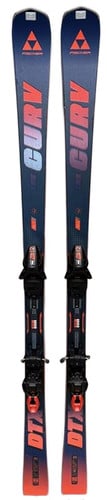 Fischer CURV Skier mit Bindung, geeignet für sportliche Skifahrer.