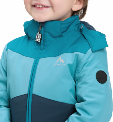Kinderjacke von McKinley mit Pinguin-Anhänger am Reißverschluss und Logo auf dem Ärmel. Kinderjacke von McKinley mit Pinguin-Anhänger am Reißverschluss und Logo auf dem Ärmel.