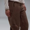 Detail einer braunen Oakley-Hose für Herren mit Logo am Bein.
