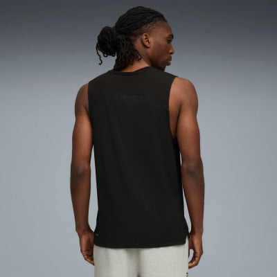 Ein Mann in einem schwarzen Tanktop und grauer Jogginghose, von hinten gesehen. Ein Mann in einem schwarzen Tanktop und grauer Jogginghose, von hinten gesehen.