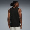 Ein Mann in einem schwarzen Tanktop und grauer Jogginghose, von hinten gesehen.