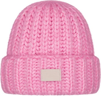 Eine rosa Strickmütze mit weißem Etikett und Rippbund.