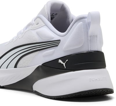 Weiße Puma-Laufschuhe mit schwarzen Streifen und Puma-Logo auf der Ferse. Weiße Puma-Laufschuhe mit schwarzen Streifen und Puma-Logo auf der Ferse.