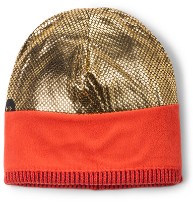 Goldene Mütze mit orangefarbenem Fleeceband und rotem Saum.