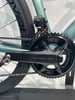 Detail des Kettenblatts und des Umwerfers eines Shimano Ultegra Fahrrads.