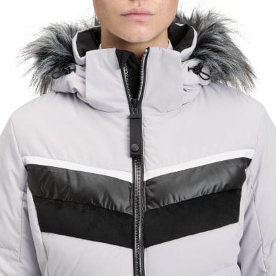 Damen-Winterjacke in Hellgrau mit schwarzem Fell und Chevron-Muster.