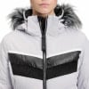 Damen-Winterjacke in Hellgrau mit schwarzem Fell und Chevron-Muster.
