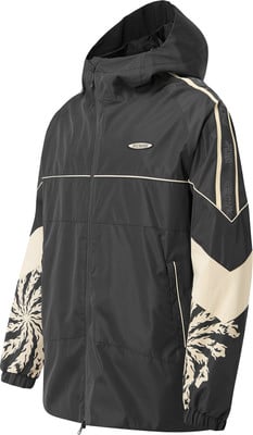 Schwarze Kapuzenjacke mit beigen Mustern auf Ärmeln und Rücken. Schwarze Kapuzenjacke mit beigen Mustern auf Ärmeln und Rücken.