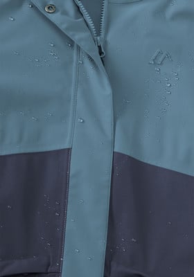 Geschlossener Reißverschluss an einer wasserdichten Jacke mit Wassertropfen. Geschlossener Reißverschluss an einer wasserdichten Jacke mit Wassertropfen.