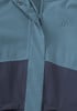 Geschlossener Reißverschluss an einer wasserdichten Jacke mit Wassertropfen.