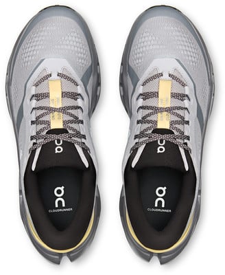 Draufsicht auf ein Paar grauer Laufschuhe mit gelben Akzenten.