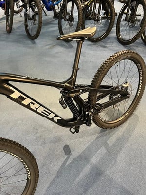 Ein schwarzes Mountainbike mit Federung und Trek-Logo. Ein schwarzes Mountainbike mit Federung und Trek-Logo.