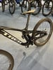 Ein schwarzes Mountainbike mit Federung und Trek-Logo.