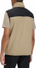 Rückansicht eines Mannes in einer beige Sherpa-Weste mit schwarzem Oberteil.