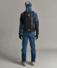 Ein Mann in blauer Kleidung und Rucksack steht mit dem Rücken zur Kamera.